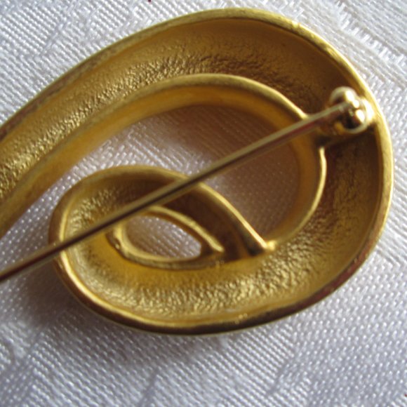 ๐ GOLD SWIRL BROOCH โ VINTAGE ๐ - Picture 6 of 15